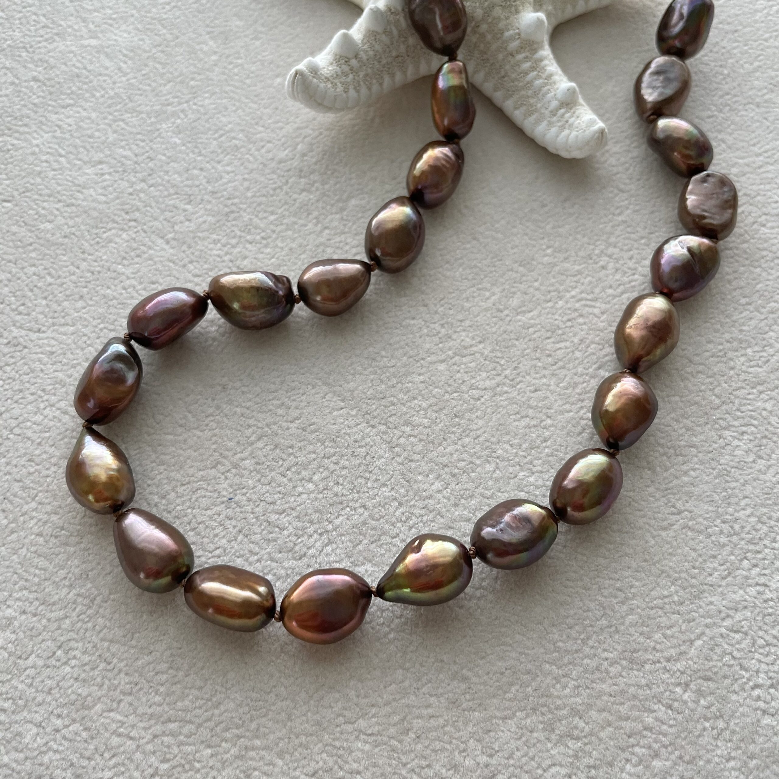Chocolate Baroque pearl necklace - Image 6