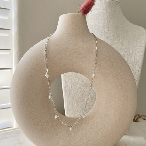 Paperclip chain with freshwater pearls