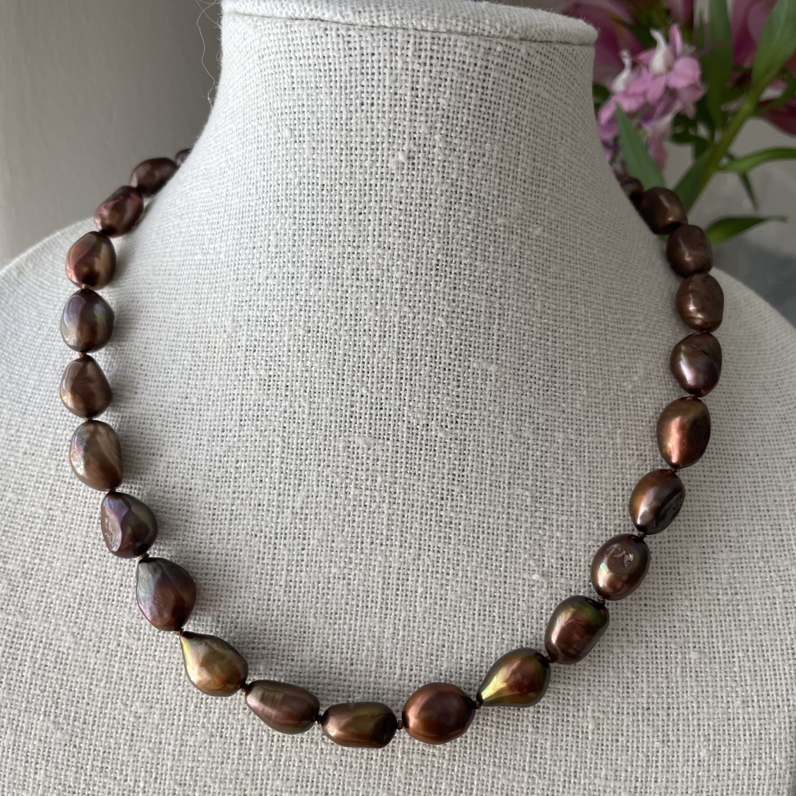 Chocolate Baroque pearl necklace - Image 4